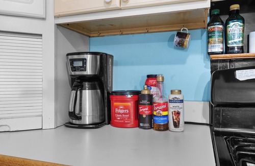 Donelson House | Retro Retreat with Waffles! Private/Close to BNA