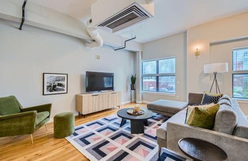 Ballpark Apartment | Retro Revival 1BR Loft Remote Work 30 Day