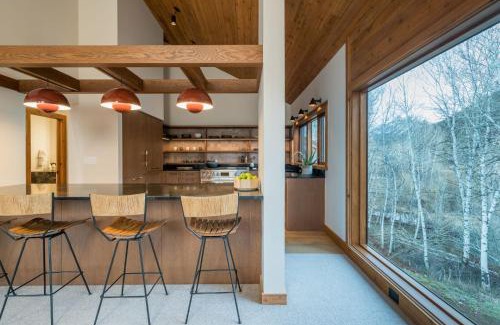 Hulen Meadows House | Retro River View
