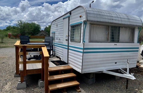 Montrose House | Retro trailer One queen size bed Heating and cooling Sleeps: 2 Pets: 2 Parking: 1