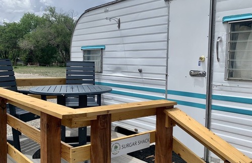 Montrose House | Retro trailer One queen size bed Heating and cooling Sleeps: 2 Pets: 2 Parking: 1