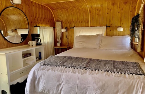Montrose House | Retro trailer One queen size bed Heating and cooling Sleeps: 2 Pets: 2 Parking: 1