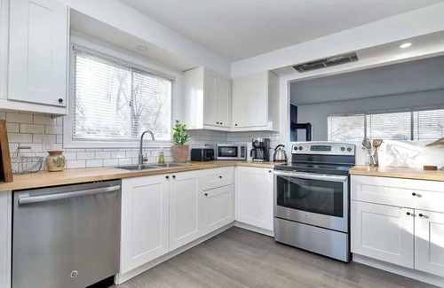 Prince Edward House | Retro vibe w/hot tub, piano lounge and vinyls