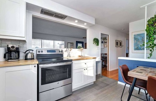 Prince Edward House | Retro vibe w/hot tub, piano lounge and vinyls