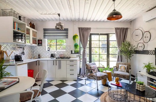 Centurion House | Retro-vintage New Yorker Apartment in Centurion