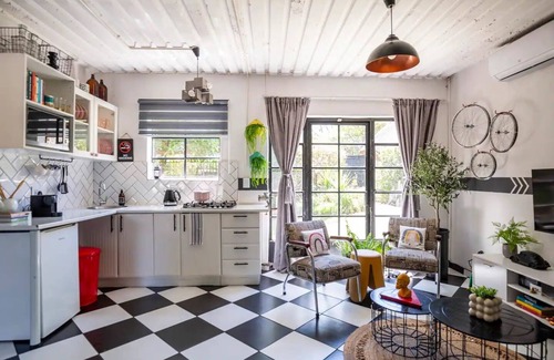 Centurion House | Retro-vintage New Yorker Apartment in Centurion