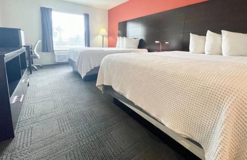 Cuero House | Revel In Aesthetic Charm! 3 Ergonomic Units, Minutes’ drive from JB Wells Park