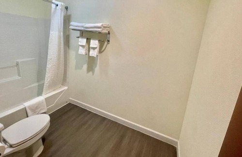 Cuero House | Revel In Aesthetic Charm! 3 Ergonomic Units, Minutes’ drive from JB Wells Park