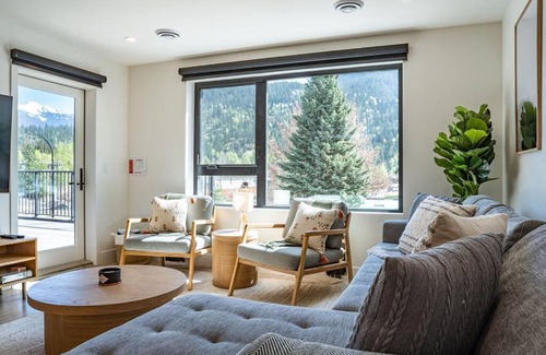 Revelstoke House | Revy Bliss - Dazzling Condo in the Mountains