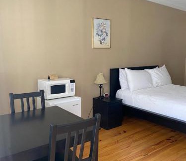 Roscoe Hotel | Reynolds House inn