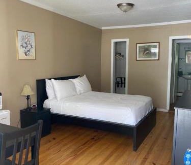Roscoe Hotel | Reynolds House inn