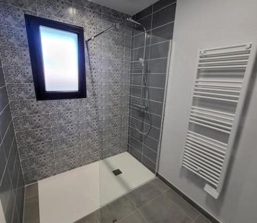 Aurillac Apartment | Rez-de-jardin de Maison avec spa et borne d'arcade
