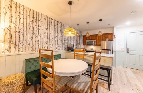 Snowshoe Condo | RF312|2BR Ski-in/Ski-out | Hot Tub| Sleeps 12