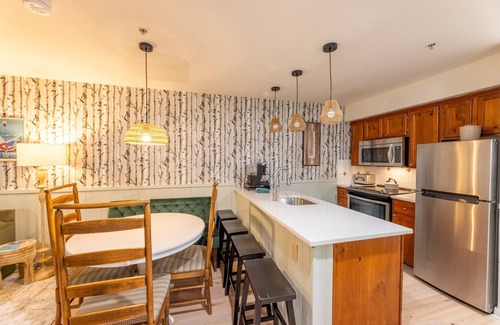 Snowshoe Condo | RF312|2BR Ski-in/Ski-out | Hot Tub| Sleeps 12