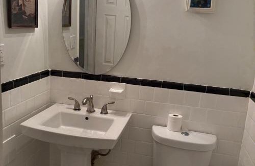 Kingman Park Apartment | RFK Union Station free parking 1 bdrm