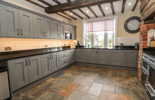 Llanymynech House | RHANDREGYNWEN HALL, family friendly, with hot tub in Four Crosses