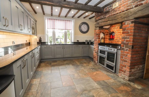 Llanymynech House | RHANDREGYNWEN HALL, family friendly, with hot tub in Four Crosses