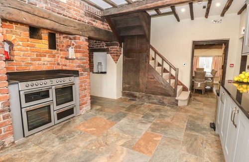 Llanymynech House | RHANDREGYNWEN HALL, family friendly, with hot tub in Four Crosses