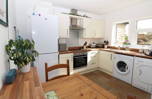 Hollow Meadows Cottage | RHINEGOLD BUNGALOW, pet friendly, with a garden in Sheffield
