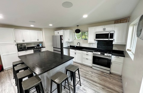 Rhinelander House | Rhinelander Chain-2 bedroom. New, Modern & on the Snowmobile Trail!