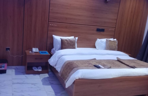 Uyo Hotel | Rhocharls Hotel and Suites
