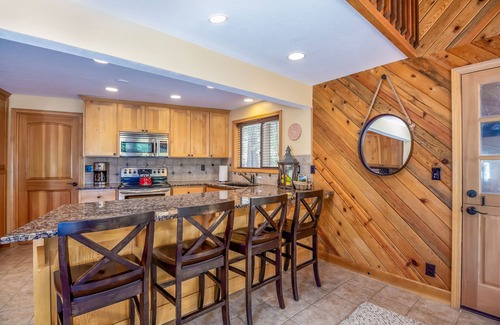 Overlook Park House | RHOD12 - Dreamy Backyard, Hot Tub, Sharc Passes for 2025 - RHOD12