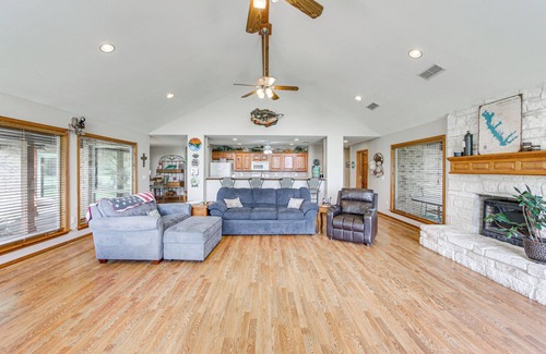 Log Cabin House | ‘Rhodes Retreat’ w/Dock on Cedar Creek Lake!