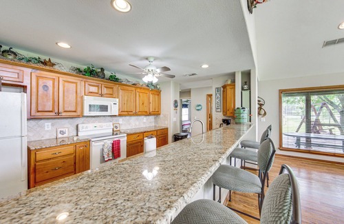 Log Cabin House | ‘Rhodes Retreat’ w/Dock on Cedar Creek Lake!