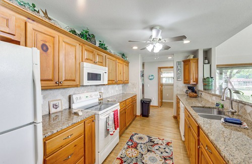 Log Cabin House | ‘Rhodes Retreat’ w/Dock on Cedar Creek Lake!