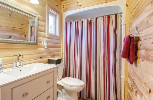 Terra Nova House | Rhodies Pondside Retreat, less than 1 hour from St. John’s!