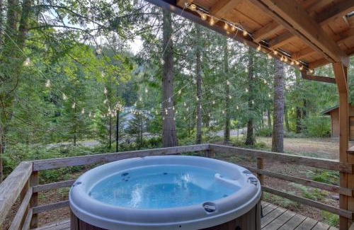 Mount Hood Village House | Rhododendron Family Cabin Hot Tub and Deck!