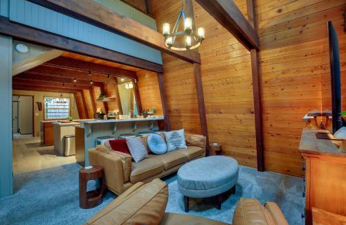 Mount Hood Village House | Rhododendron Family Cabin Hot Tub and Deck!