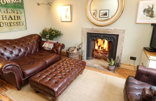 Peak District Cottage | RHUBARB COTTAGE, pet friendly, character holiday cottage in Bradwell