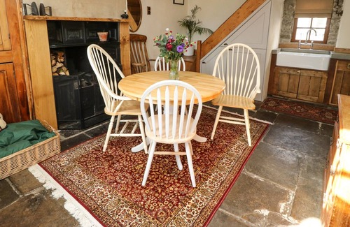 Peak District Cottage | RHUBARB COTTAGE, pet friendly, character holiday cottage in Bradwell