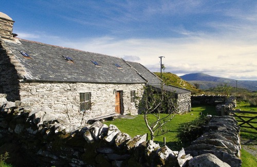 Harlech Cottage | RHYD-YR-EIRIN, spectacular Snowdonia cottage in mountains by the sea