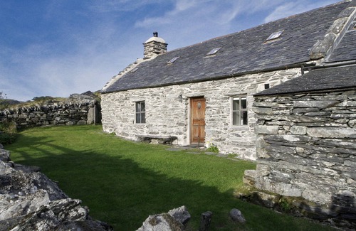 Harlech Cottage | RHYD-YR-EIRIN, spectacular Snowdonia cottage in mountains by the sea
