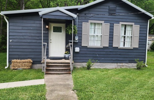 Madison House | Rhythm & Blues! Quiet, private, downtown! -Golf Cart Available!