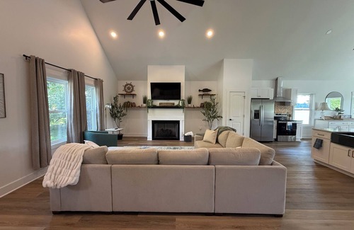 Mount Juliet House | Rhythm & Reels Retreat - Lake Front Getaway: 30 min. from Nashville