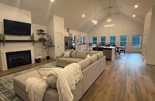 Mount Juliet House | Rhythm & Reels Retreat - Lake Front Getaway: 30 min. from Nashville