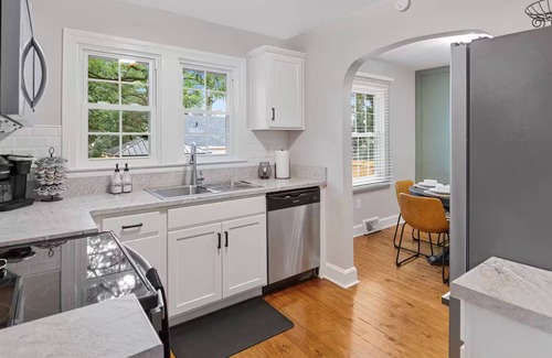 Bardstown House | Rhythm & Whiskey - Charming 3 Bedroom Retreat - Walk To Bourbon Festival!