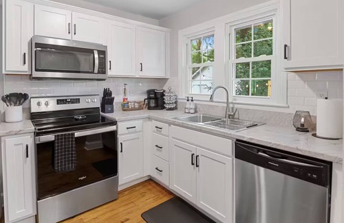 Bardstown House | Rhythm & Whiskey - Charming 3 Bedroom Retreat - Walk To Bourbon Festival!