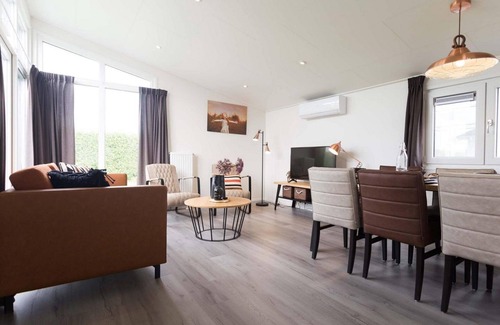 Veen Ski Chalet | ✓ Rialto at Recreatiepark het Esmeer ✓ Holiday home for 6 persons ✓ Located in Aalst (Gelderland) ✓ Waterside holiday home ✓ Book directly through the park