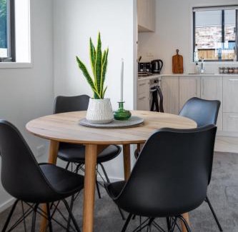 Upper Riccarton Apartment | Riccarton 2 bed 1 bath w/garage