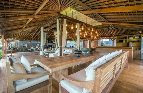 Banjar Semer Villa | Rice Field View 5BR Villa, W/Feature Jacuzzi & Gardens Located In Canggu!