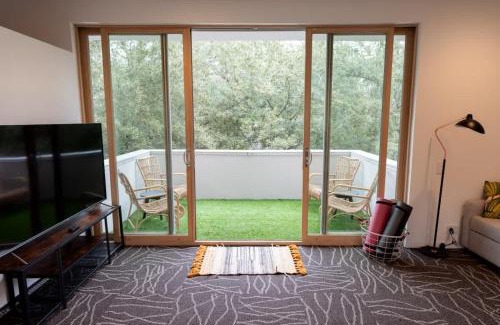 Greenway Plaza-Upper Kirby House | Rice Village Retreat - Rooftop deck - Sleeps 12