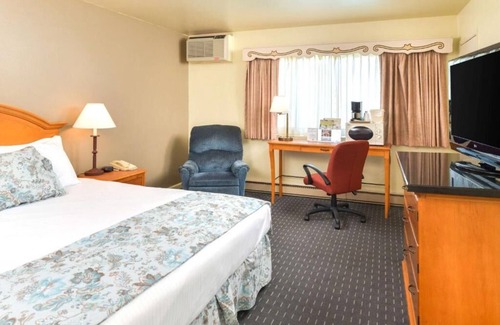 Solvang Hotel | Rich in History! Pool, Continental Bfast, Near Elverhøj Museum of History & Art!