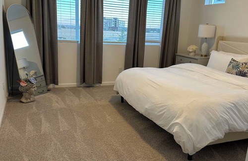 Longmont House | Rich King Bed on Highpoint!