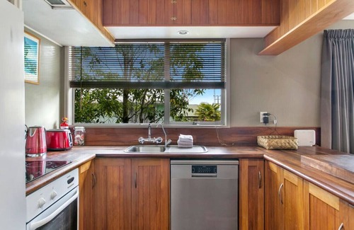 Nukuhau House | Richards - Spacious, charming, private and cosy, with Spa Bath and large outdoor deck