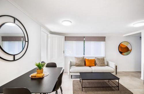 Grey Lynn Apartment | Riches Serendipity Home with Parking and Air-con