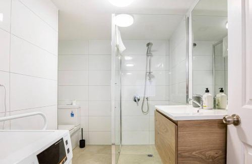 Grey Lynn Apartment | Riches Serendipity Home with Parking and Air-con